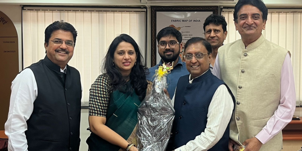Kalbadevi Textile Trade Representatives Present Vithal Murti to Textile Commissioner After India–EU FTA